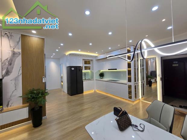 Cần cho thuê căn hộ sky garden 2, PMH, Q7, DT 71m2, TK 2PN nhà bao đẹp, giá chỉ 12 triệu - 2