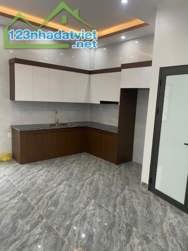Bán Nhà 3 Tầng Full Nội Thất Ngõ 20 Cao Xanh. DT:52m2,MT:4.6m !!! - 2