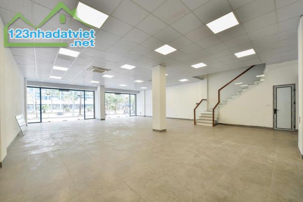 CHO THUÊ Sàn Văn Phòng Nguyễn Khả Trạc, DT 400m, căn góc 3 mặt tiền, thông sàn