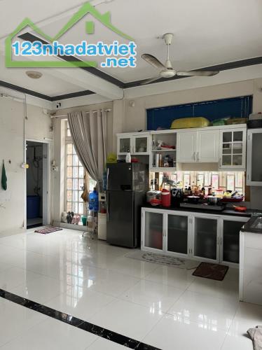 BÁN GẤPNHÀ CĂN GÓC 2 MẶT TIỀN, BÌNH HƯNG, BÌNH CHÁNH.
DT: 61M2 (5 X 12M) 3TẦNG CHỈ 9.5 TỶ