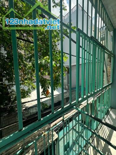 Cho thuê tầng 2 ( cầu thang riêng) nhà hẻm 200 đường Xóm Chiếu