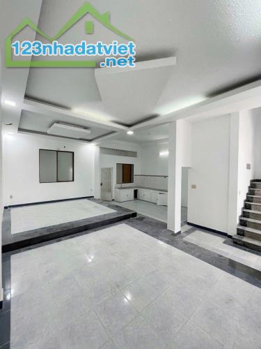 Cho thuê biệt thự Dt 8*17m, 5pn tại Đồng Đen, P10, Tân Bình - 1