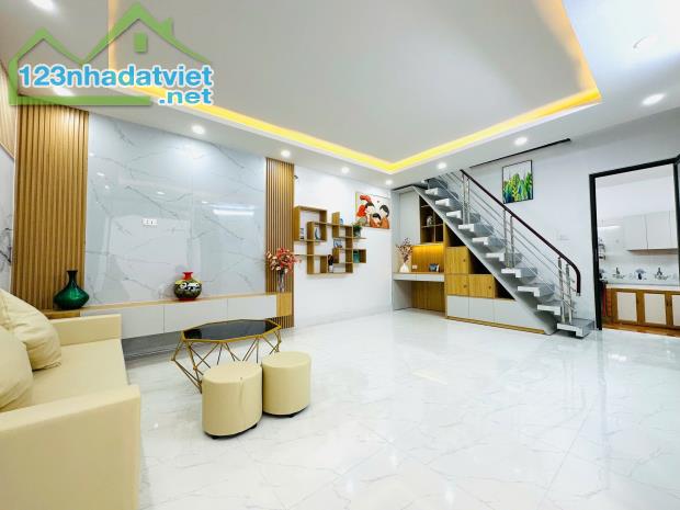 Bán nhà 2 tầng sạch đẹp về ở luôn phố Lãm Khê