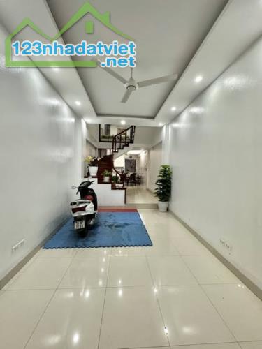 BÁN NHÀ DÂN XÂY CHẮC CHẮN – 40M² – 4 TẦNG – NGÕ THOÁNG – GẦN Ô TÔ – SÁT VÀNH ĐAI 4