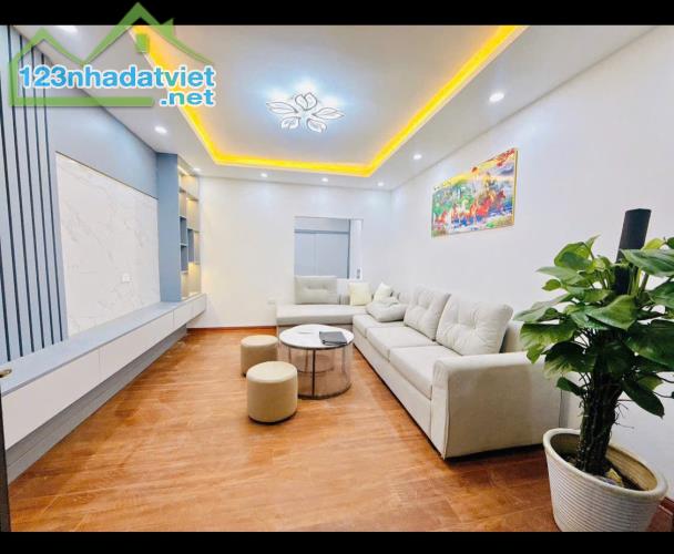MÌNH CHÍNH CHỦ BÁN CĂN TẬP THỂ TOÀ C8 TẠI MẶT PHỐ QUỲNH MAI, Q. HAI BÀ TRƯNG, HÀ NỘI