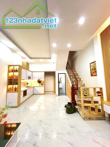 Có 102 ! Khương Đình Thanh Xuân 40m2 5Tầng ba gác đỗ cửa , 80m ra mặt Phố 6.8 tỷ .