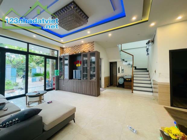 BÁN BIỆT THỰ 2 TẦNG, DT250M2 - KHU ĐÔ THỊ GOLDEN HILL, CẠNH NGUYỄN TẤT THÀNH - CHỈ 6.25 TỶ - 2