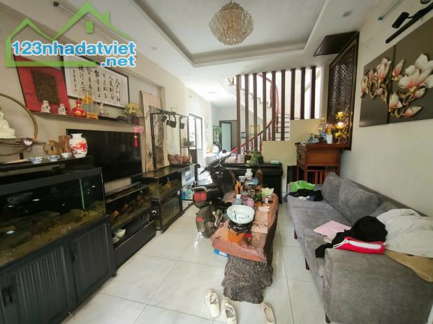 CỰC HIẾM-BÁN GẤP NHÀ LÔ GÓC 3 THOÁNG GIANG BIÊN-NGÕ NÔNG, SÁT PHỐ–ĐẦU TƯ– 50M2 NHỈNH 4 TỶ - 3