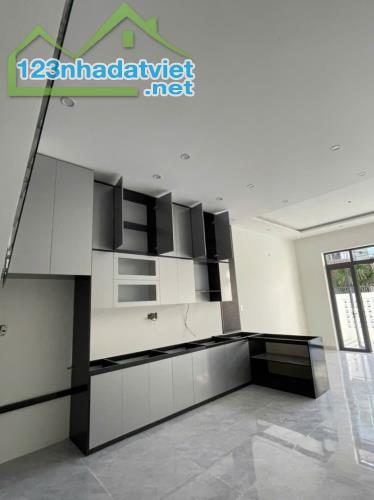 ♣ Kiệt Ô tô Cách Mạng Tháng 8, 120m2, 2 tầng, 4Pn, sân Ô tô, 3.x tỷ