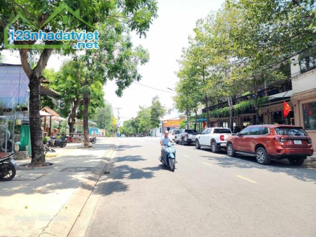 Bán nhà 3 Lầu 1 Trệt 100m2 Dĩ An,đường nhựa vài ô tô thông thoáng,gần chợ đêm