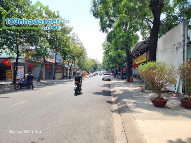 Bán nhà 3 Lầu 1 Trệt 100m2 Dĩ An,đường nhựa vài ô tô thông thoáng,gần chợ đêm - 4