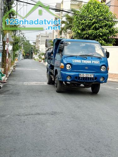 + Bán đất mặt tiền hẻm xe hơi né nhau, cách vườn lài 30m, phường an phú đông q12,DT: - 1