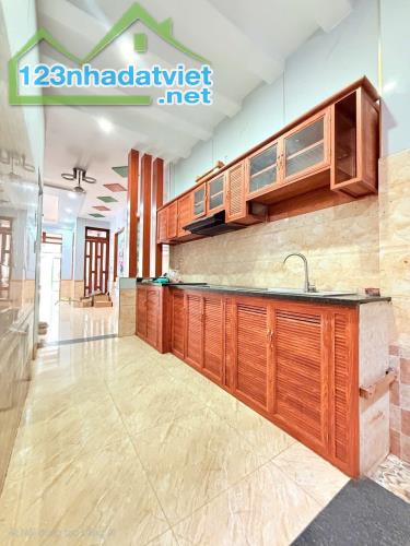 🌴Gấp bán nhà 2 tầng - 116mv, Ngang 5.3m - Có giếng trời, Phòng ngủ trệt - Hẻm xe hơi. - 3