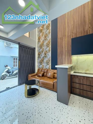 Nhà đẹp ngay Phạm Văn Chiêu, phường 14, Gò Vấp ngang bề thế 5.6m chỉ NHỈNH 4 T.Ỷ