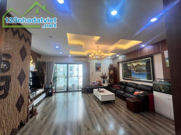 NHÀ QUẬN CẦU GIẤY, GẦN PHỐ, NGÕ THÔNG THẲNG, KINH DOANH ĐỈNH, VỈA HÈ, Ô TÔ TRÁNH, MT TO.