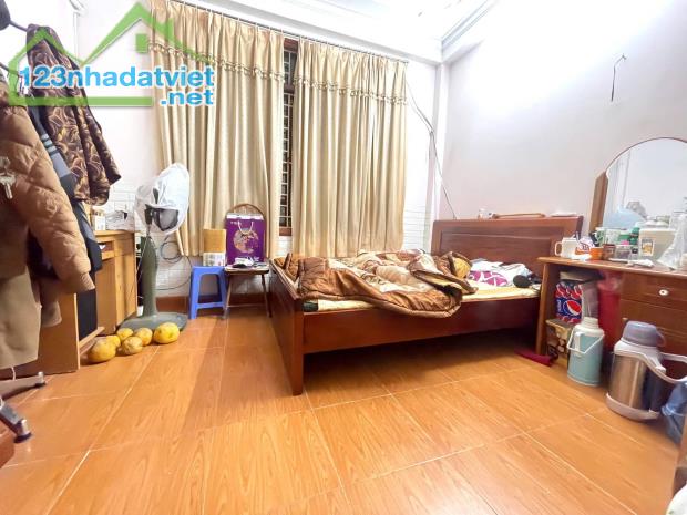 Chính chủ bán gấp nhà phân lô ngõ 358 Bùi Xương Trạch, Thanh Xuân. DT: 39 m2 4 tầng. 7,4 - 1