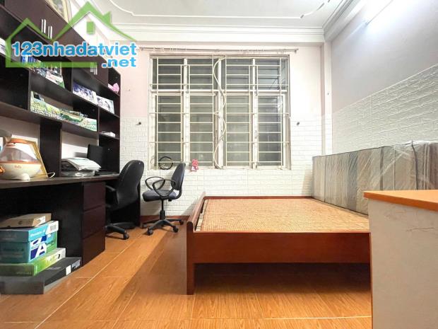 Chính chủ bán gấp nhà phân lô ngõ 358 Bùi Xương Trạch, Thanh Xuân. DT: 39 m2 4 tầng. 7,4