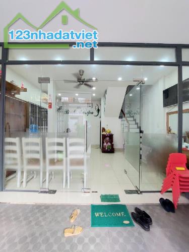 Đoàn Thị Điểm, Rộng 7.3m, trên 5 tỷ, 3 tầng đẹp, Ở ngay