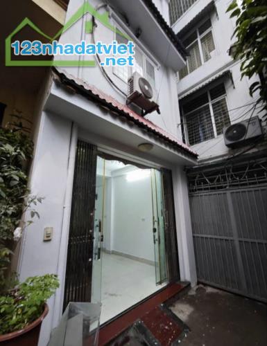 Cho thuê nhà ngõ 594 Lĩnh Nam, 43m2 x 3.5 tầng, 3 ngủ, 4 WC, giá 10 Triệu ở gđ, nhóm ngoan