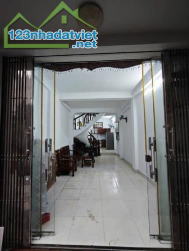 Cho thuê nhà ngõ 594 Lĩnh Nam, 43m2 x 3.5 tầng, 3 ngủ, 4 WC, giá 10 Triệu ở gđ, nhóm ngoan - 1
