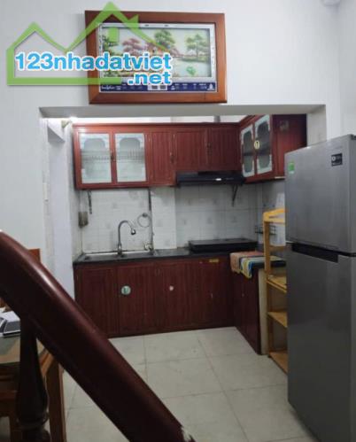 Cho thuê nhà ngõ 594 Lĩnh Nam, 43m2 x 3.5 tầng, 3 ngủ, 4 WC, giá 10 Triệu ở gđ, nhóm ngoan - 2