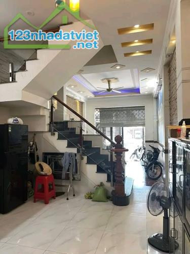 Nhà 1 trệt 1 lầu diện tích 64m2 TTTP dĩ An, Bình Dương, đường xe hơi giá chỉ 3ty650 triệu - 3