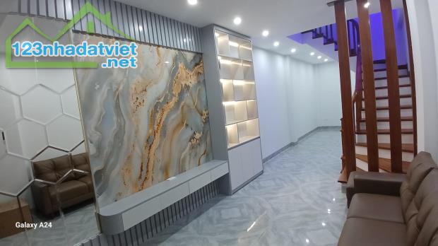 NHÀ LIÊN MẠC - BẮC TỪ LIÊM – 32m² – 5 TẦNG – GIÁ CHỈ 5 TỶ Ô TÔ ĐỖ CỔNG – GẦN TRƯỜNG HỌC C