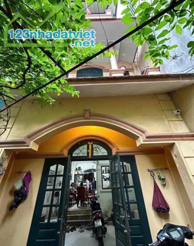 Hotttt , Nhà mặt Phố Nguyễn Văn Cừ