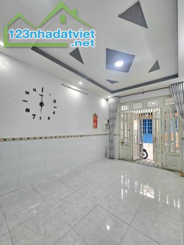 Bán Nhà Nam Thới, Sát Thị Trấn Hóc Môn, 44m2, 2 Tầng BTCT, Hẻm 30m ra Đường Xe Tải.