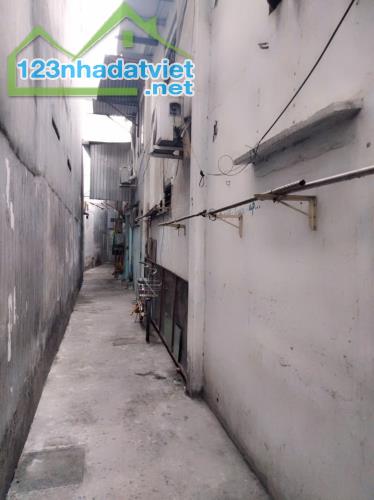 Bán nhà Mặt tiền đường Thạch Lam - gần Bình Long, 5.3x26.5m, Cấp 4, tiện xây, 16.9 tỷ