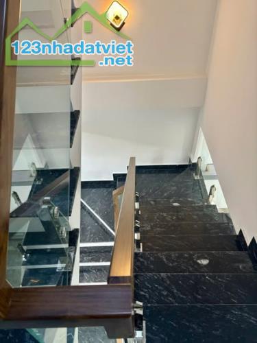 Bán nhà 3 tầng độc lập Lãm Hà, ô tô đỗ cửa 3 mặt thoáng 70m2, vài bước chân ra đến chợ - 1