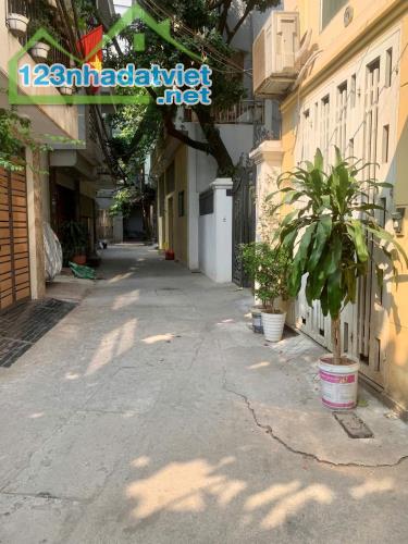 Hơn 9 tỷ, DT 62m2, rộng 4,5m, gần phố, đường Kim Giang - gần tây ĐT Linh Đàm