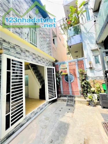 HIẾM !!! 7 TỶ HƠN - HẺM XE HƠI QUẬN 10 - SÁT MẶT TIỀN - DT 62M2 5.3x11M - 3 TẤM 4PN CŨ