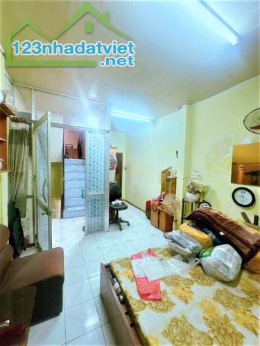 HIẾM !!! 7 TỶ HƠN - HẺM XE HƠI QUẬN 10 - SÁT MẶT TIỀN - DT 62M2 5.3x11M - 3 TẤM 4PN CŨ - 1