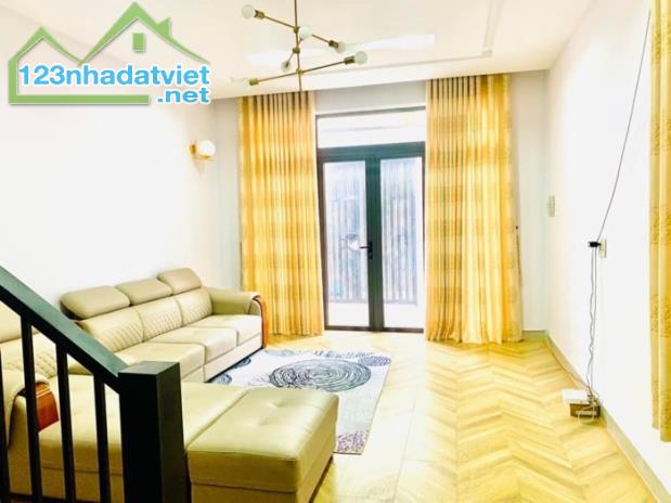 BÁN NHÀ QUẬN 7-2MT HẺM LÂM VĂN BỀN,2 LẦU ,3PN ,NỞ HẬU ,GIÁ NHĨNH 6 TỶ(TL)