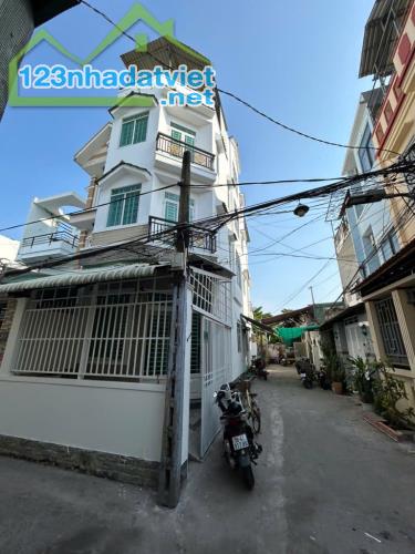 NHỈNH 6 tỷ Bán nhà lô góc hẻm ô tô 2 mặt tiền đường Huỳnh Tấn Phát Q7