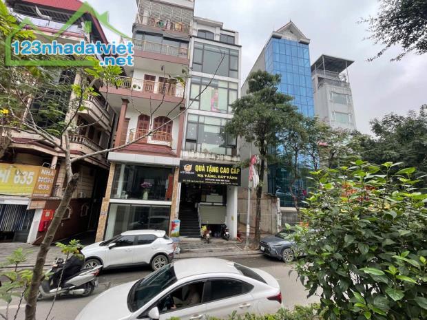 Nhà cũ Bán đất - Mặt phố Lạc Long Quân - 56m2 x MT 4m - Sau nhà ngõ thông oto tránh