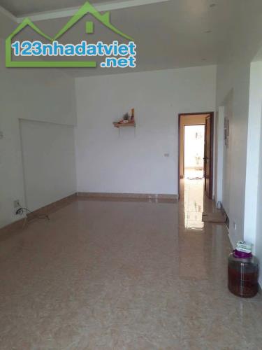 Nhà cũ Bán đất - Mặt phố Lạc Long Quân - 56m2 x MT 4m - Sau nhà ngõ thông oto tránh - 2