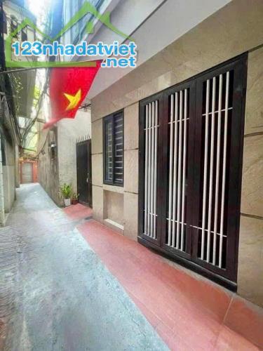 Bán gấp nhà 3 tầng nằm trung tâm quận Ba đình. Xung quanh khu vực rất nhiều tiện ích.