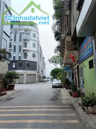 Chính chủ bán nhà phân lô 5 tầng Thượng Thanh ôtô đỗ cửa giá 11 tỷ