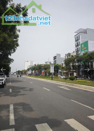vị trí độc tôn. lô đất mặt tiền hồ xuân hương 200m2. giá 38tỷ thương lượng.