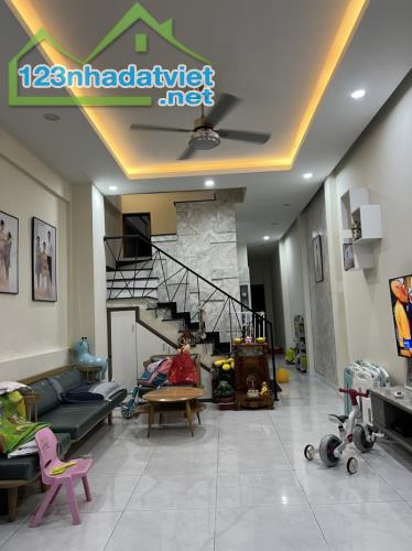 Bán nhà ĐẸP 2 Tầng Đông Hòa,gần Sân Vận Động Dĩ An,đương 2 xe hơi nối đuôi