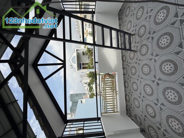 gần nguyễn thị thập , quận 7, 4 tầng, 4,5mx13m ,hẻm xe hơi ,nhỉnh 8,x tỷ