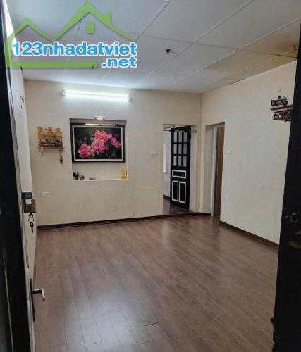 Cho thuê căn tập thể Giảng Võ Đống Đa 60m , 2 ngủ, giá 7.5tr/tháng - 2