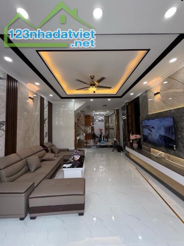 Bán gấp nhà mới đẹp ở ngay Nguyễn Văn Quỳ, xe hơi ngủ nhà,58m2, full nội thất cao cấp.