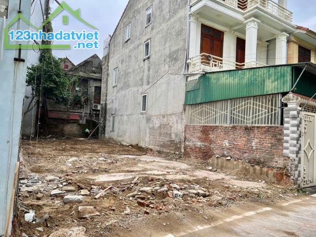 BÁN ĐẤT PHƯỜNG HƯNG BÌNH THÀNH PHỐ VINH, 140M2 GIÁ 3XTR/M2. LH: 0362367607.