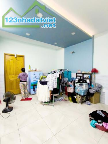 Nhà mặt tiền đại lộ 3 phước bình DT 86m, đúc 5 tầng vị trí vip