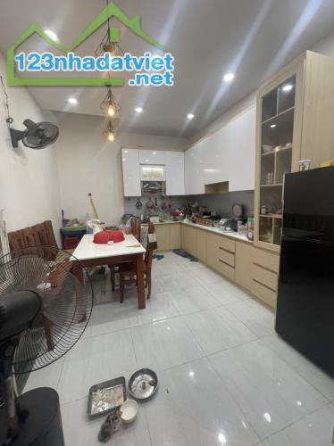 6 TỶ HƠN - NHÀ QUẬN 3, GẦN CV THỎ TRẮNG - HẺM AN NINH SẠCH SẼ - 45M2 2 LẦU 3PN CÓ N/THẤT - 2