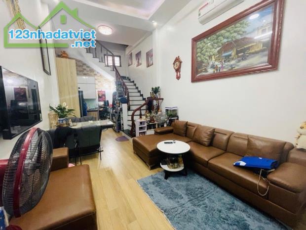 Bán nhà Hồ Tùng Mậu, 35m2, 5T, 2 thoáng, oto đỗ cổng 7 Tỷ Hơn