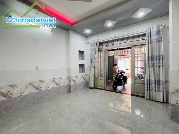 Bán nhà MẶT TIỀN giá trong hẻm-xe hơi vào nhà-chợ Gò Vấp-khu VIP P4-nhỉnh 6tỷ